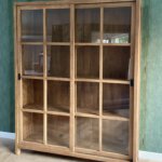 teakhout kast met glazen deuren