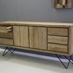 dressoir van teakhout met ijzer onderstel