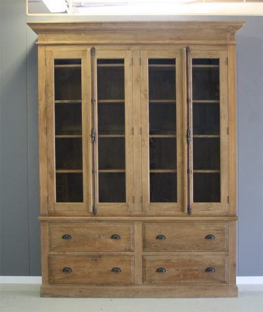 teak kast met spanjolet sluiting