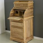 Kleine secretaire van teakhout