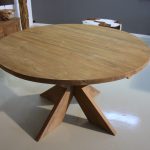 Ronde teakhouten tafel met kruispoot
