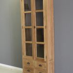 smalle kast met lange deuren en vier laden van teakhout