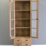 smalle kast met lange deuren van teakhout