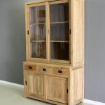 Strakke kast met schuifdeuren van teakhout