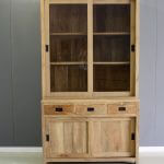 Strakke kast met schuifdeuren en laden van teakhout