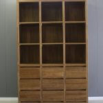 robuust afgewerkte boekenkast negen vakken negen laden