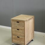 Ladenkastje op wieltjes van teakhout