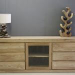 strak teak dressoir zes laden een glasdeur