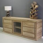 strak dressoir zes laden en een glasdeur