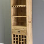 hoge wijnkast van teakhout