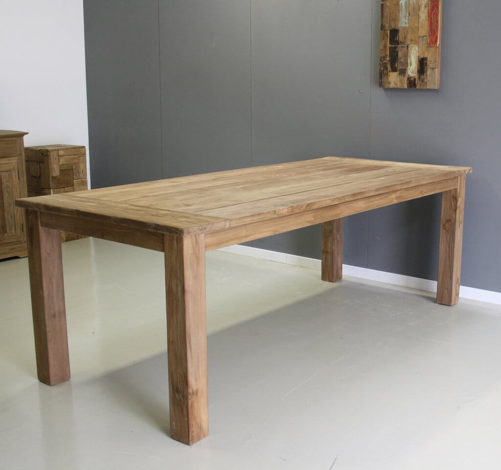 ruwe geborstelde teak tafel