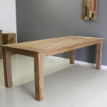ruwe geborstelde teak tafel