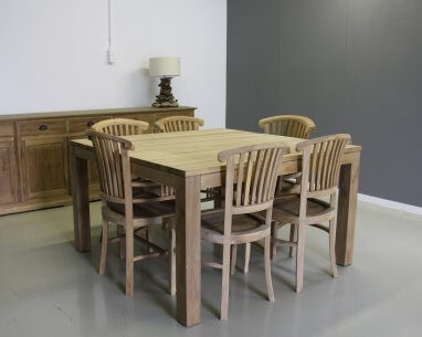 vierkante teakhouten tafel