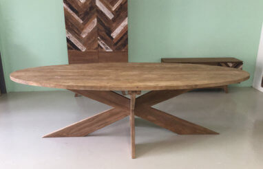 Ovale tafel met kruispoot