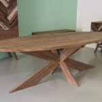 Teak ovale tafel met kruispoot