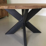 ronde teakhouten tafel metalen kruispoot