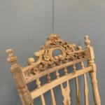 houtsnijwerk schommelstoel