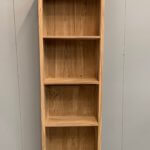 Simpele smalle boekenkast teak