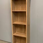 Eenvoudige smalle teak boekenkast