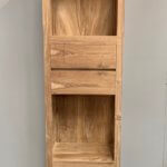 smalle hoge boekenkast vier laden