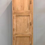 Smalle teakkast met dichte deuren