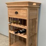 Wijnrek met een dienblad