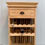 Wijnrek met een dienblad