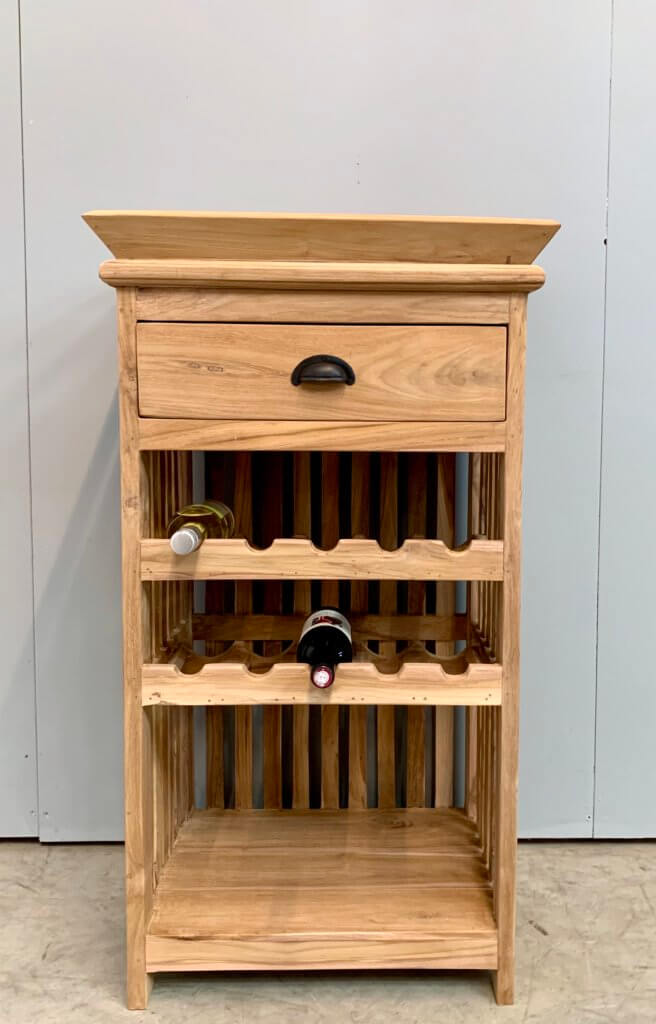 Wijnrek met een dienblad