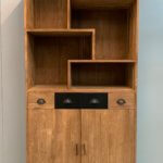 Moderne boekenkast met stalen accenten