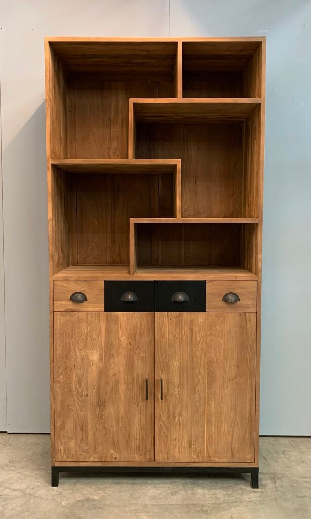 Moderne boekenkast met stalen accenten