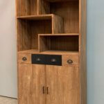 Moderne boekenkast met stalen accenten.