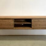 Hangend audiomeubel van massief teakhout