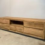 Tvkast met staal en teakhout