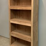 strakke boekenkast van teakhout