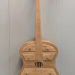 Basgitaar van teakhout