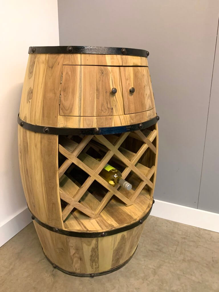 Wijnvat met een wijnrek 1