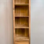 strakke boekenkast met greeploze laden