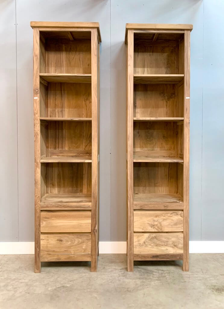 2 moderne boekenkasten van teakhout