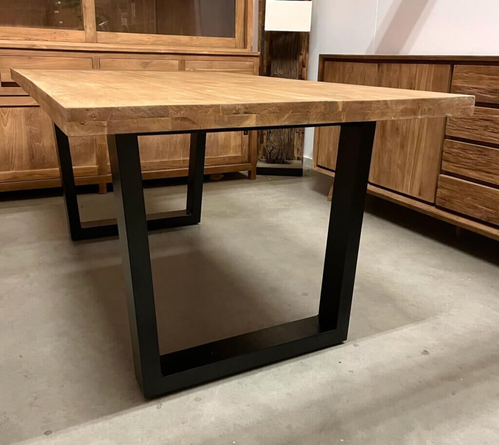 rechthoekige tafel met stalen poot close-up