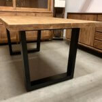rechthoekige tafel met stalen poot close-up