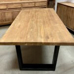rechthoekige tafel met stalen poot