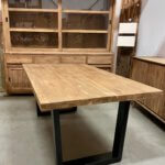 rechthoekige tafel met stalen poot