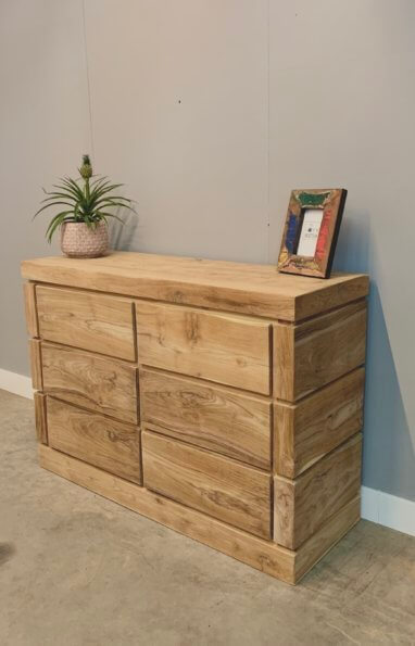 Modern dressoir van teakhout