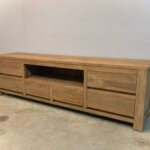 Modern tv-meubel van massief teakhout