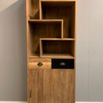 moderne boekenkast met staal