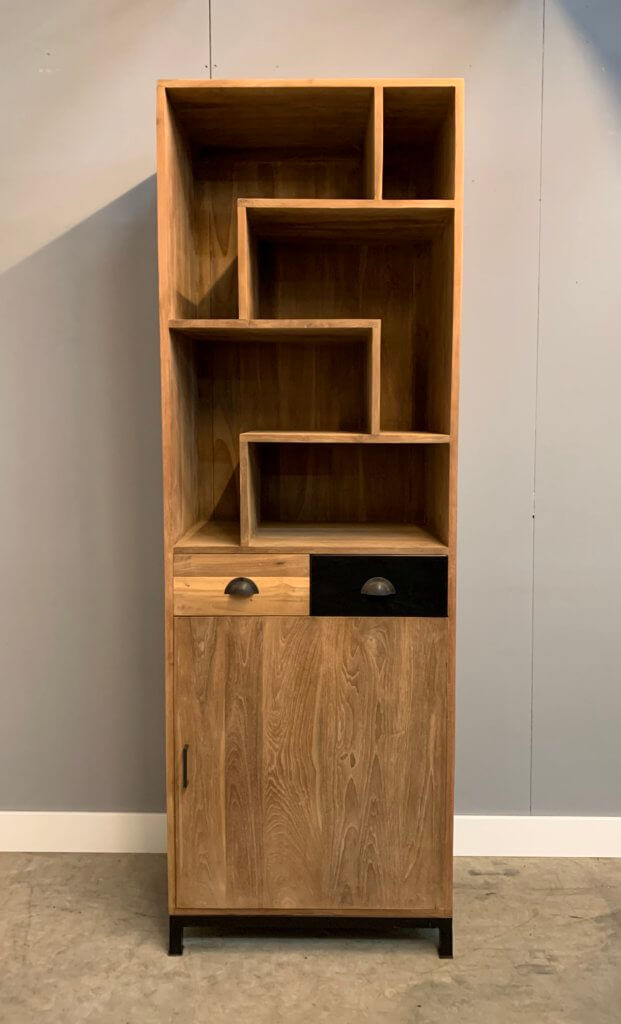 moderne boekenkast met staal