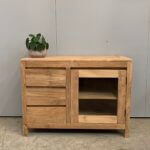 Smal tv-meubel met glazen deur