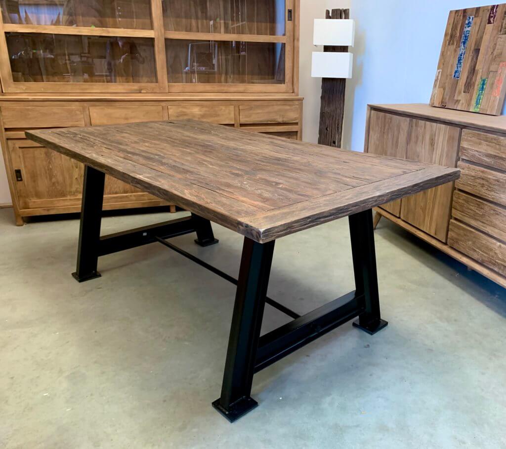 Robuuste teaktafel met een stalen onderstel