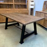 Robuuste teaktafel met een stalen onderstel