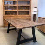 Eetkamertafel met een metalen onderstel